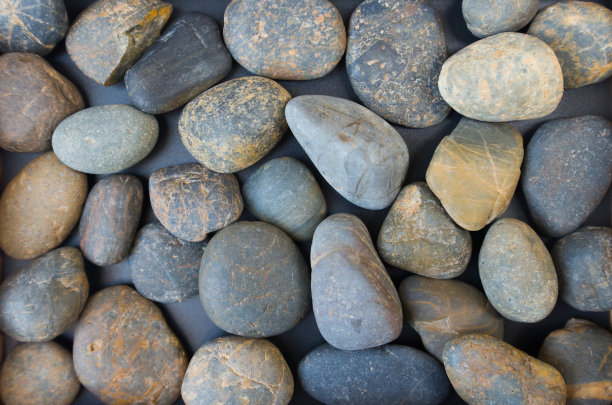 河流在黑色的背景上来自大自然。图片下载
