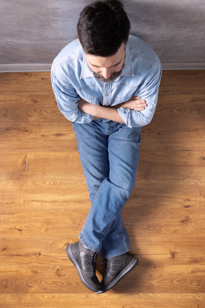 坐在地板上思考解决方案的男人。研究或设计创意概念图片下载