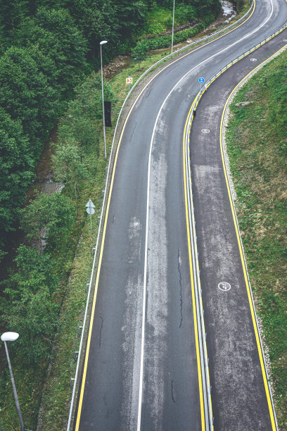 山路蜿蜒在山间，俯视图。图片下载