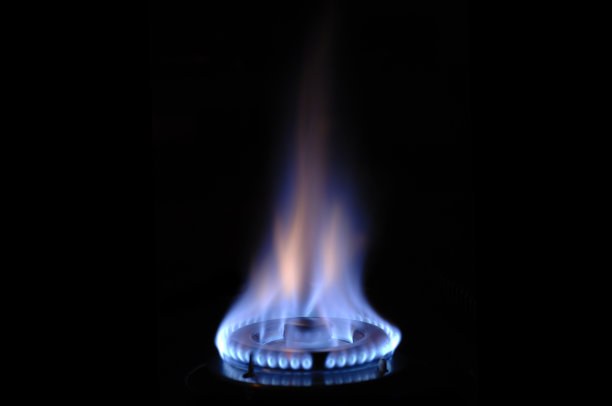 煤气火焰在炉子上燃烧图片下载