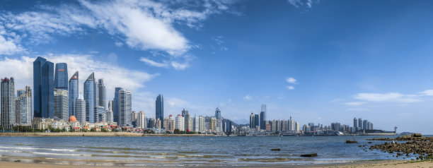 青岛沿海现代建筑的大尺度全景图片下载