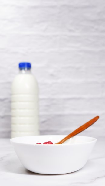 背景中的酸奶碗和奶瓶的人像照片图片下载