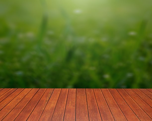 木质桌面和模糊的绿色背景显示产品或图形设计。高质量的照片。图片下载