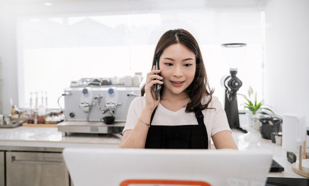 创业成功的小企业主中小企业亚洲女孩站在平板电脑接待帐单在咖啡店餐厅。亚洲女性肖像咖啡师咖啡馆老板中小企业企业家卖家业务交付图片下载