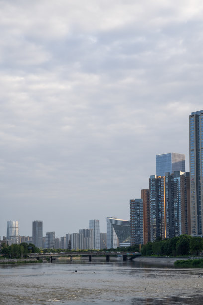 黄昏时分的成都河畔建筑图片下载