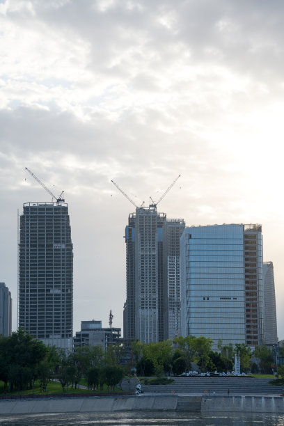 黄昏时分的成都河畔建筑图片下载