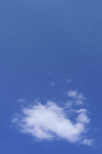 蓝色天空中的一朵云的照片图片下载