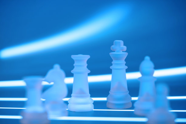 蓝色背景的一组棋子图片下载