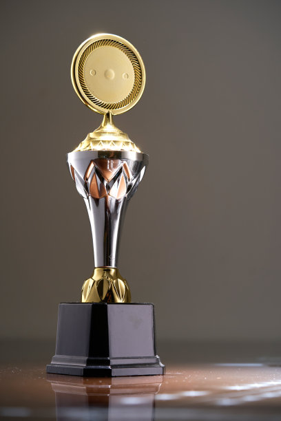 白色背景下的金色奖杯图片下载