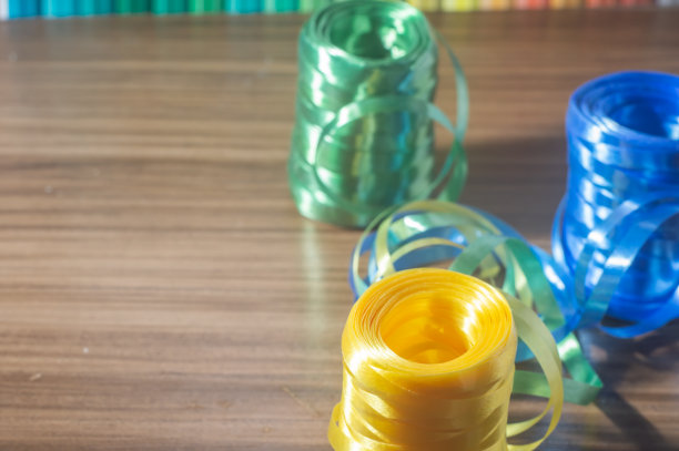 五颜六色的彩带以黄色和蓝色绿色为色彩背景，巴西国旗的颜色概念放在一张木桌上图片下载