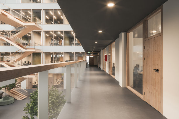 多层写字楼内部空房间、楼梯和走廊图片下载