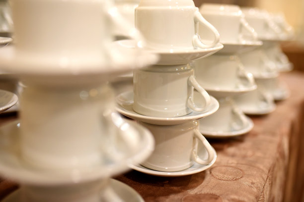 特写杯子摆放在桌子上图片下载