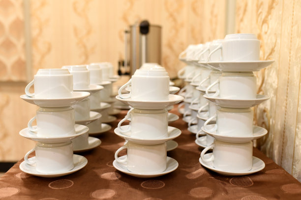 杯子摆放在桌上图片下载