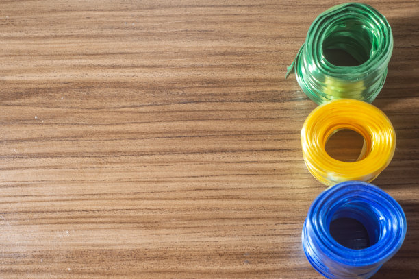 五颜六色的彩带以黄色和蓝色绿色为色彩背景，巴西国旗的颜色概念放在一张木桌上图片下载