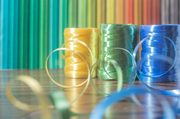 五颜六色的彩带以黄色和蓝色绿色为色彩背景，巴西国旗的颜色概念放在一张木桌上图片下载