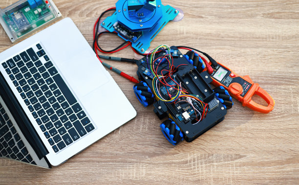 俯视图Robot KIT，万用表，控制板和笔记本电脑用于精益科技课堂图片下载