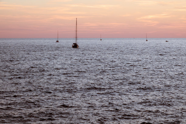在海上航行。帆船的管理。晚上海上风景。图片下载