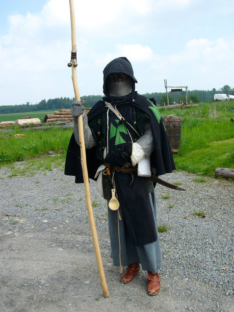 被麻风病感染的拉撒路骑士团骑士在中世纪站队，为他生病的兄弟们乞讨食物和饮料。图片下载