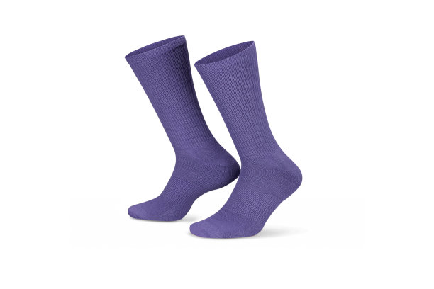 一双白色的紫色棉袜。一套短袜子的运动作为模拟和标签的广告，标志，品牌图片下载