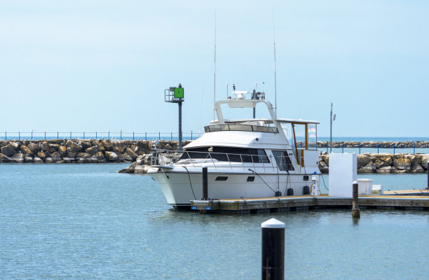 一艘船停靠在威斯康星州华盛顿港的华盛顿港码头。图片下载