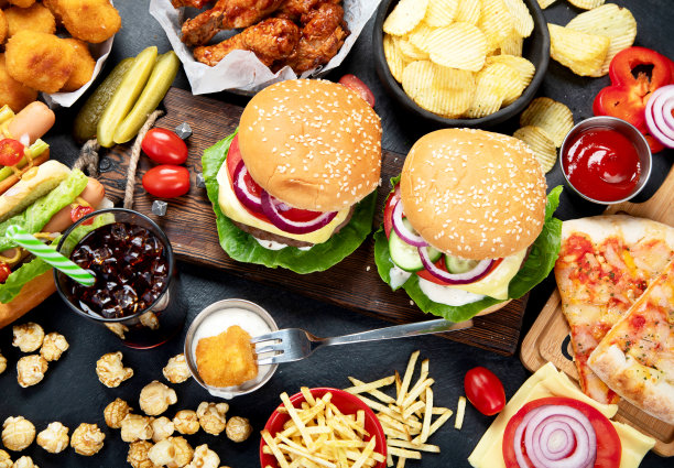 各种快餐产品和饮料。图片下载