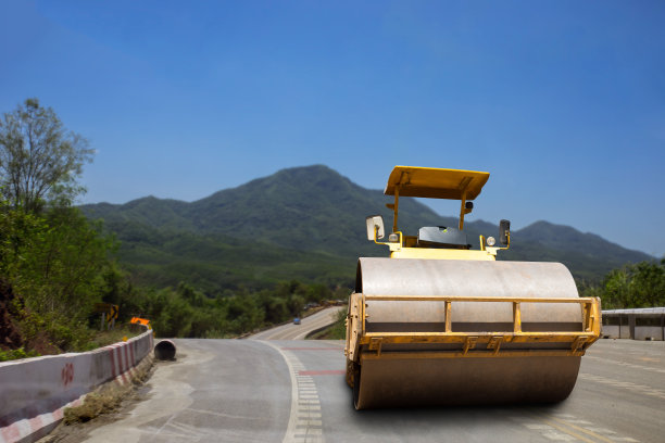 压路机在新路上碾压着刚出炉的热沥青。道路建设。图片下载