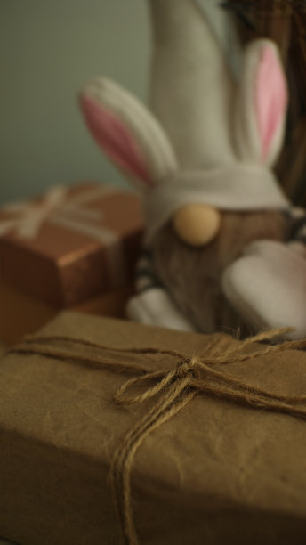 盒子里有礼物和侏儒。节日的插图。有选择性的重点。模糊的背景。图片下载