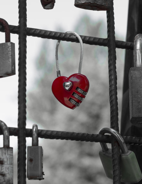 爱的挂锁代表永恒的爱。红心爱锁。图片下载