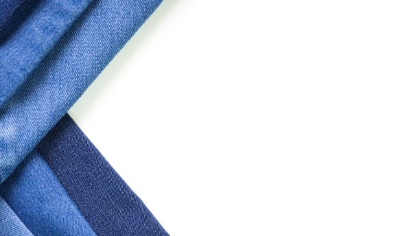 牛仔面料在白色背景演示模板与复制空间图片下载