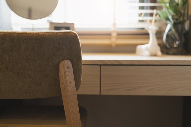 Close up工作椅与木制桌子工作台面和模糊背景的木制百叶窗百叶窗背后的家庭室内细节Close up设计概念图片下载