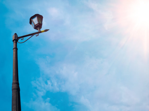 花园的灯柱和早晨的蓝天图片下载