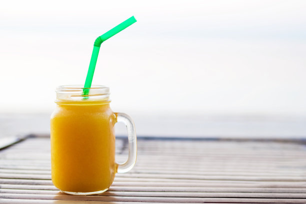 杯子与冰芒果汁在桌子上的复印空间。图片下载