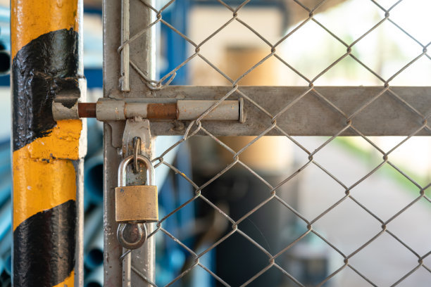 栅栏上有一把钢制挂锁。图片下载