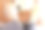 女人抱着电脑。移动孕期上网孕妇笔记本申请。孕妇使用数码笔记本电脑。怀孕、医药、制药、保健和人的概念。图片下载