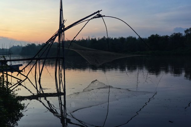 在河岸上捕鱼和虾的传统工具图片下载