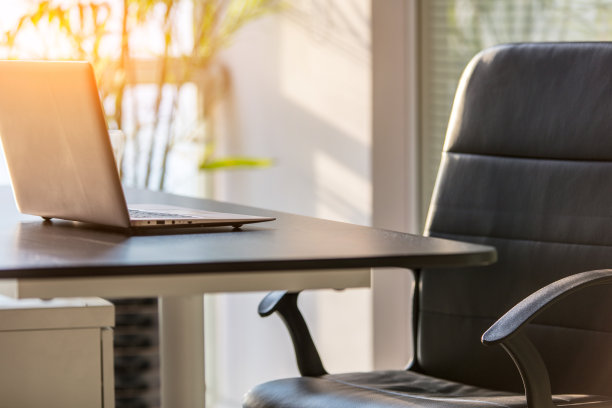 现代奢华的现代办公室，工作桌上的笔记本电脑。企业业务、互联网信息技术图片下载