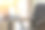 现代奢华的现代办公室，工作桌上的笔记本电脑。企业业务、互联网信息技术图片下载