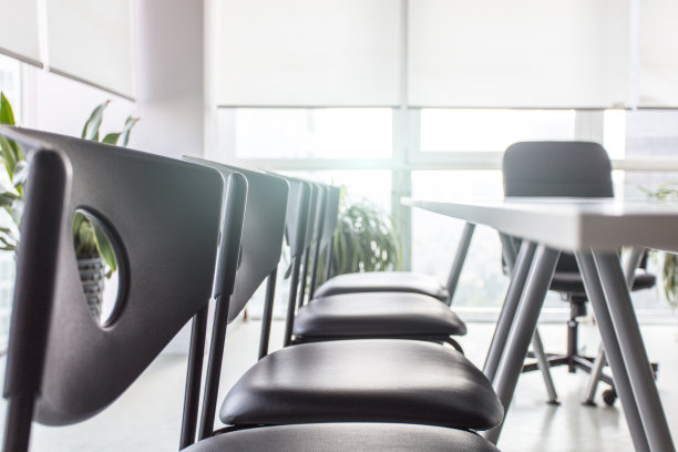 办公室靠窗的会议室空荡荡的图片下载