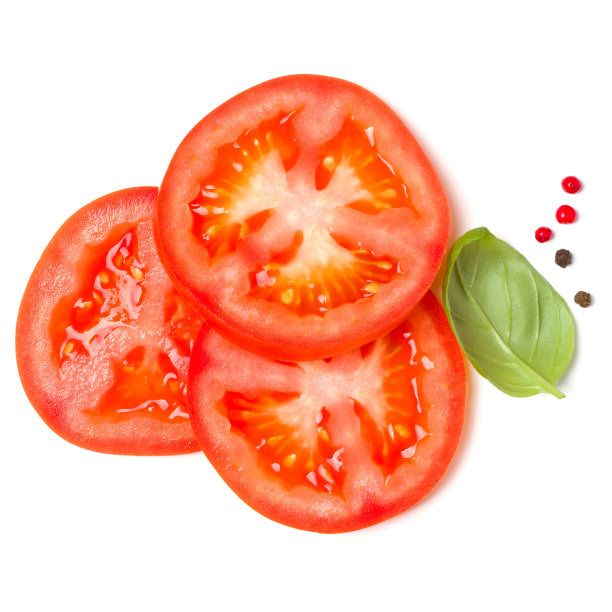 番茄片和罗勒叶孤立在白色背景。俯视图，平面。图片下载