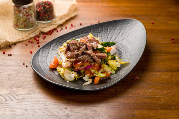 牛排沙拉和牛肉在黑色盘子图片下载