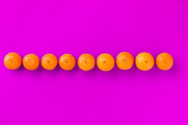 水果图案的新鲜橙，橘子或柑橘在淡紫色的背景。平铺，俯视图。波普艺术设计，创意夏日概念。柑橘最小风格..图片下载