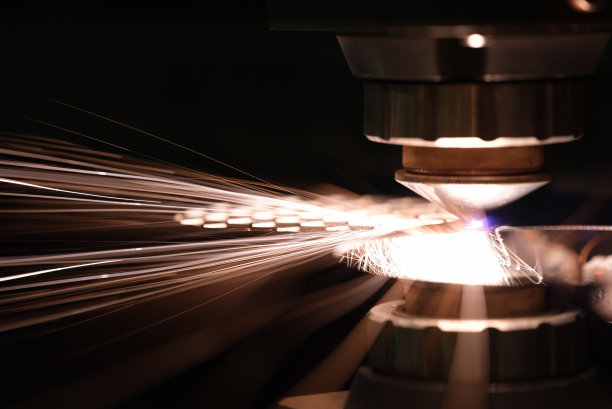 激光近距离切割金属板材。激光光学和CNC图片下载