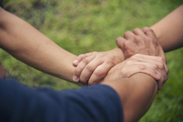 近三手多元多民族合作伙伴团队在一起。一群多种族的人聚在一起。多元化的人手牵手，授权合作伙伴，团队信任，团队团结图片下载