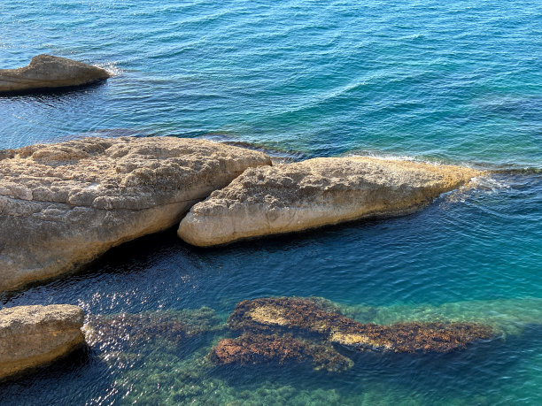 海里的岩石。地中海风景如画的岩石海岸。清澈闪亮的绿松石水。图片下载