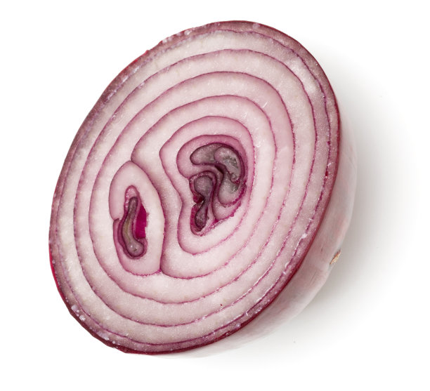红洋葱的一半分离在白色背景上。俯视图，平铺。图片下载