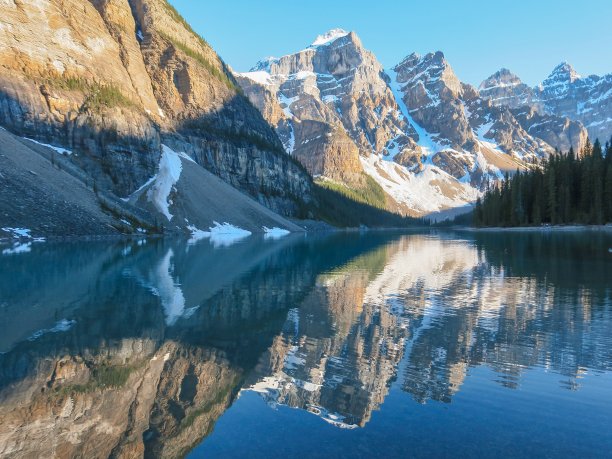冰碛湖，加拿大落基山脉黄金时刻的一颗独特的宝石图片下载