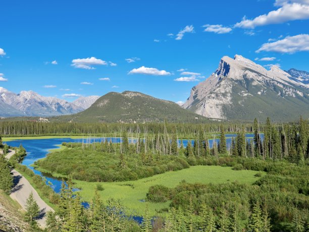 加拿大落基山脉中壮观的山湖图片下载