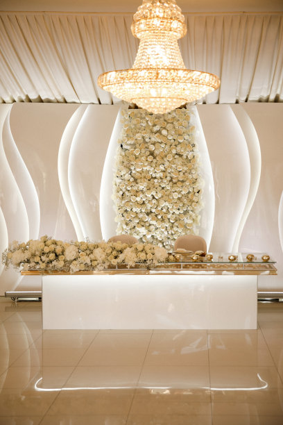 婚礼桌上花瓶里的花束图片下载