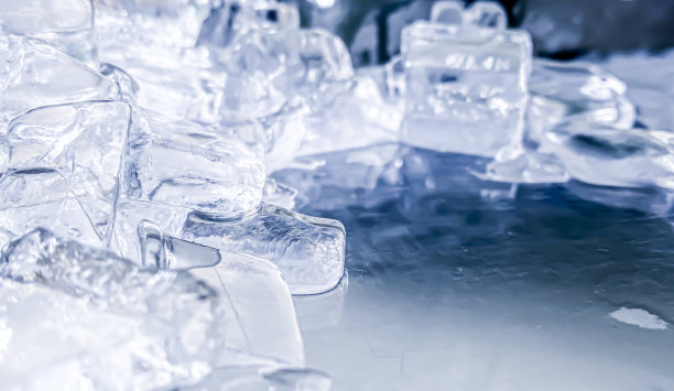 冰块的形状已经被调整为添加了颜色，它将帮助刷新，让你感觉很好。图片下载