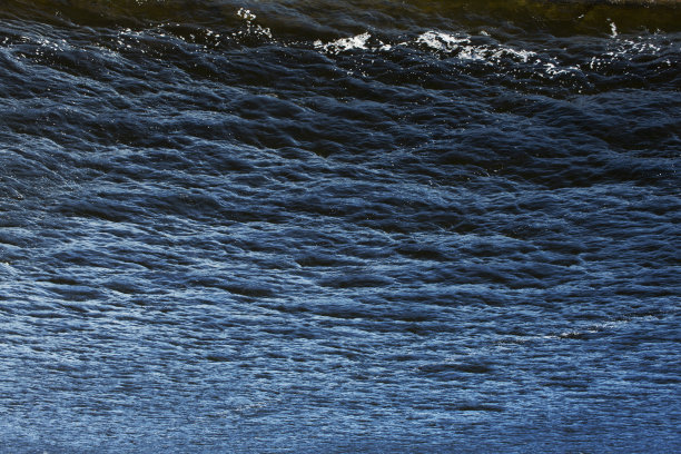 蓝色浅波的纹理，沿海地区。背景和纹理概念图片下载